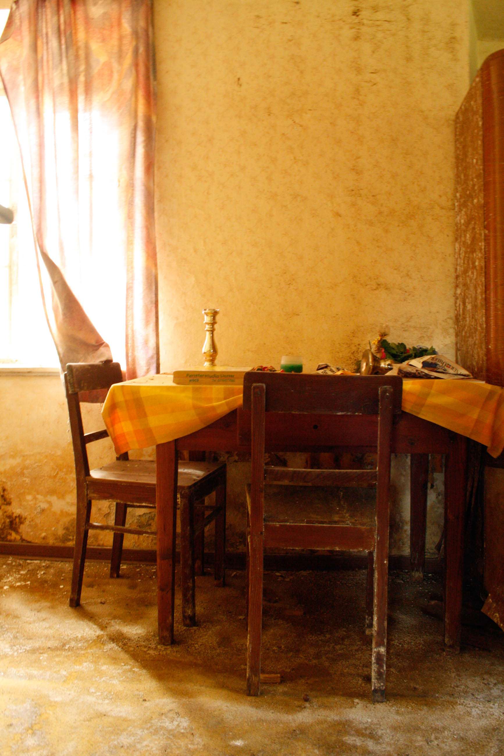 photo of old abandoned table and chairs